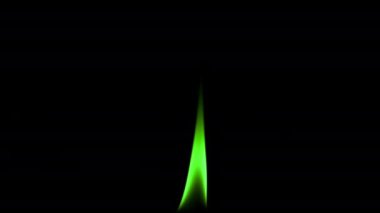 Siyah arka planda izole edilmiş yeşil alevler yanıyor. Parçacık, ışıltı, alev ve ışık kavramı.