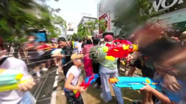 Siam Meydanı, Bangkok, Tayland - APR 13, 2023 Songkran Festivali, Tayland 'ın Siam Meydanı Bangkok kentinde insanların yeni yıl kutlamalarına katılması.