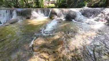 Kroeng Krawia Şelalesi, Kanchanaburi, Tayland. Kroeng Krawia Şelalesi küçük bir şelaledir. Şelaleler dinlenmek ve yüzmek için harika bir yerdir. Etrafındaki hava serin ve rahattır..