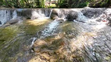 Kroeng Krawia Şelalesi, Kanchanaburi, Tayland. Kroeng Krawia Şelalesi küçük bir şelaledir. Şelaleler dinlenmek ve yüzmek için harika bir yerdir. Etrafındaki hava serin ve rahattır..