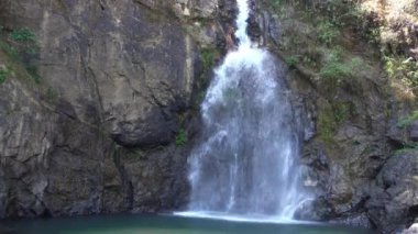Jokkradin Şelalesi, Kanchanaburi, Tayland. Şelaleler dinlenmek ve yüzmek için harika bir yerdir. Çevredeki hava serin ve rahattır. Sesli bir görüntü..