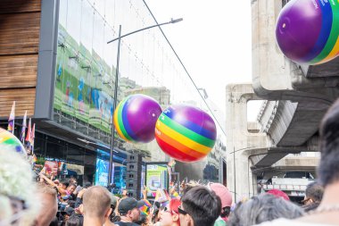 Bangkok, Tayland - 1 Haziran 2024 Bangkok Onur Festivali 2024, Siam Square Bangkok, Tayland 'da düzenlenen etkinlikte insanların kısa eylem ve atmosferi kutlamalara katılıyor. Cinsiyet çeşitliliği yaş, ırk ya da din ayrımı yoktur..