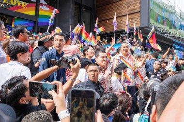 Bangkok, Tayland - 1 Haziran 2024 Bangkok Onur Festivali 2024, Siam Square Bangkok, Tayland 'da düzenlenen etkinlikte insanların kısa eylem ve atmosferi kutlamalara katılıyor. Cinsiyet çeşitliliği yaş, ırk ya da din ayrımı yoktur..