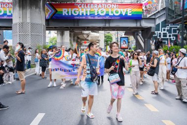 Bangkok, Tayland - 1 Haziran 2024 Bangkok Onur Festivali 2024, Siam Square Bangkok, Tayland 'da düzenlenen etkinlikte insanların kısa eylem ve atmosferi kutlamalara katılıyor. Cinsiyet çeşitliliği yaş, ırk ya da din ayrımı yoktur..