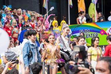 Bangkok, Tayland - 1 Haziran 2024 Bangkok Onur Festivali 2024, Siam Square Bangkok, Tayland 'da düzenlenen etkinlikte insanların kısa eylem ve atmosferi kutlamalara katılıyor. Cinsiyet çeşitliliği yaş, ırk ya da din ayrımı yoktur..