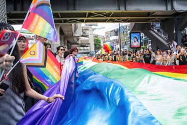 Bangkok, Tayland - 1 Haziran 2024 Bangkok Onur Festivali 2024, Siam Square Bangkok, Tayland 'da düzenlenen etkinlikte insanların kısa eylem ve atmosferi kutlamalara katılıyor. Cinsiyet çeşitliliği yaş, ırk ya da din ayrımı yoktur..