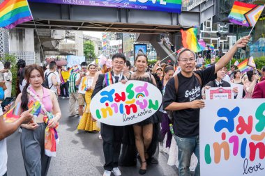 Bangkok, Tayland - 1 Haziran 2024 Bangkok Onur Festivali 2024, Siam Square Bangkok, Tayland 'da düzenlenen etkinlikte insanların kısa eylem ve atmosferi kutlamalara katılıyor. Cinsiyet çeşitliliği yaş, ırk ya da din ayrımı yoktur..
