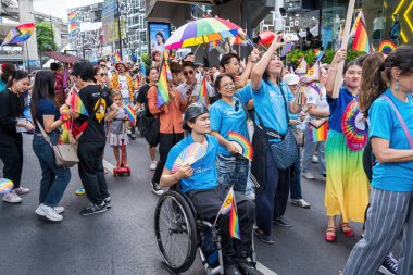 Bangkok, Tayland - 1 Haziran 2024 Bangkok Onur Festivali 2024, Siam Square Bangkok, Tayland 'da düzenlenen etkinlikte insanların kısa eylem ve atmosferi kutlamalara katılıyor. Cinsiyet çeşitliliği yaş, ırk ya da din ayrımı yoktur..