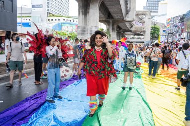 Bangkok, Tayland - 1 Haziran 2024 Bangkok Onur Festivali 2024, Siam Square Bangkok, Tayland 'da düzenlenen etkinlikte insanların kısa eylem ve atmosferi kutlamalara katılıyor. Cinsiyet çeşitliliği yaş, ırk ya da din ayrımı yoktur..