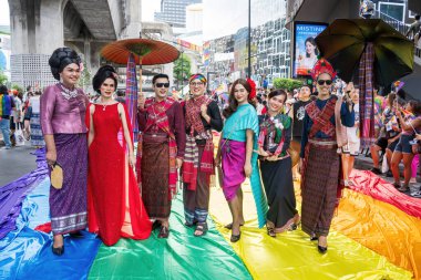 Bangkok, Tayland - 1 Haziran 2024 Bangkok Onur Festivali 2024, Siam Square Bangkok, Tayland 'da düzenlenen etkinlikte insanların kısa eylem ve atmosferi kutlamalara katılıyor. Cinsiyet çeşitliliği yaş, ırk ya da din ayrımı yoktur..