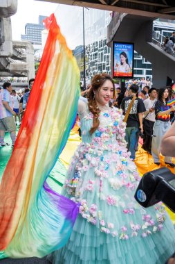 Bangkok, Tayland - 1 Haziran 2024 Bangkok Onur Festivali 2024, Siam Square Bangkok, Tayland 'da düzenlenen etkinlikte insanların kısa eylem ve atmosferi kutlamalara katılıyor. Cinsiyet çeşitliliği yaş, ırk ya da din ayrımı yoktur..