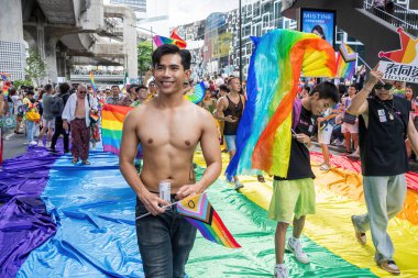 Bangkok, Tayland - 1 Haziran 2024 Bangkok Onur Festivali 2024, Siam Square Bangkok, Tayland 'da düzenlenen etkinlikte insanların kısa eylem ve atmosferi kutlamalara katılıyor. Cinsiyet çeşitliliği yaş, ırk ya da din ayrımı yoktur..