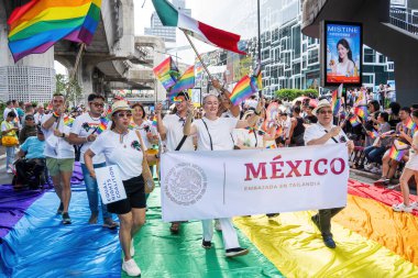 Bangkok, Tayland - 1 Haziran 2024 Bangkok Onur Festivali 2024, Siam Square Bangkok, Tayland 'da düzenlenen etkinlikte insanların kısa eylem ve atmosferi kutlamalara katılıyor. Cinsiyet çeşitliliği yaş, ırk ya da din ayrımı yoktur..