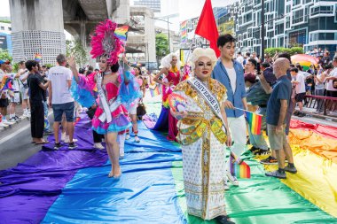 Bangkok, Tayland - 1 Haziran 2024 Bangkok Onur Festivali 2024, Siam Square Bangkok, Tayland 'da düzenlenen etkinlikte insanların kısa eylem ve atmosferi kutlamalara katılıyor. Cinsiyet çeşitliliği yaş, ırk ya da din ayrımı yoktur..