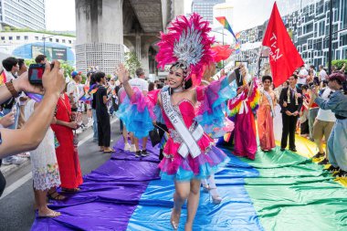 Bangkok, Tayland - 1 Haziran 2024 Bangkok Onur Festivali 2024, Siam Square Bangkok, Tayland 'da düzenlenen etkinlikte insanların kısa eylem ve atmosferi kutlamalara katılıyor. Cinsiyet çeşitliliği yaş, ırk ya da din ayrımı yoktur..