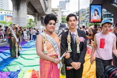 Bangkok, Tayland - 1 Haziran 2024 Bangkok Onur Festivali 2024, Siam Square Bangkok, Tayland 'da düzenlenen etkinlikte insanların kısa eylem ve atmosferi kutlamalara katılıyor. Cinsiyet çeşitliliği yaş, ırk ya da din ayrımı yoktur..