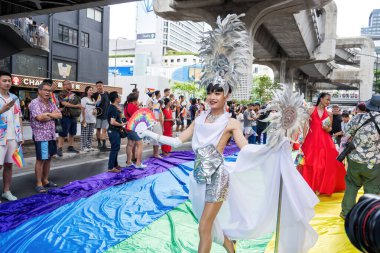 Bangkok, Tayland - 1 Haziran 2024 Bangkok Onur Festivali 2024, Siam Square Bangkok, Tayland 'da düzenlenen etkinlikte insanların kısa eylem ve atmosferi kutlamalara katılıyor. Cinsiyet çeşitliliği yaş, ırk ya da din ayrımı yoktur..