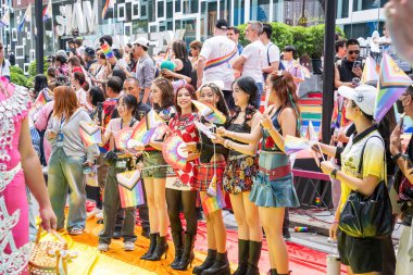 Bangkok, Tayland - 1 Haziran 2024 Bangkok Onur Festivali 2024, Siam Square Bangkok, Tayland 'da düzenlenen etkinlikte insanların kısa eylem ve atmosferi kutlamalara katılıyor. Cinsiyet çeşitliliği yaş, ırk ya da din ayrımı yoktur..