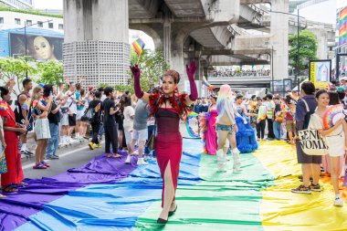 Bangkok, Tayland - 1 Haziran 2024 Bangkok Onur Festivali 2024, Siam Square Bangkok, Tayland 'da düzenlenen etkinlikte insanların kısa eylem ve atmosferi kutlamalara katılıyor. Cinsiyet çeşitliliği yaş, ırk ya da din ayrımı yoktur..