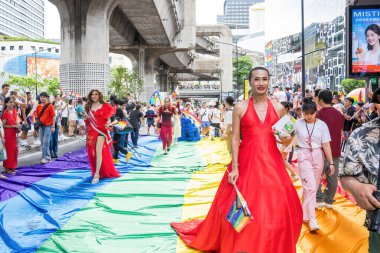 Bangkok, Tayland - 1 Haziran 2024 Bangkok Onur Festivali 2024, Siam Square Bangkok, Tayland 'da düzenlenen etkinlikte insanların kısa eylem ve atmosferi kutlamalara katılıyor. Cinsiyet çeşitliliği yaş, ırk ya da din ayrımı yoktur..