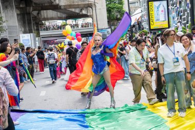 Bangkok, Tayland - 1 Haziran 2024 Bangkok Onur Festivali 2024, Siam Square Bangkok, Tayland 'da düzenlenen etkinlikte insanların kısa eylem ve atmosferi kutlamalara katılıyor. Cinsiyet çeşitliliği yaş, ırk ya da din ayrımı yoktur..