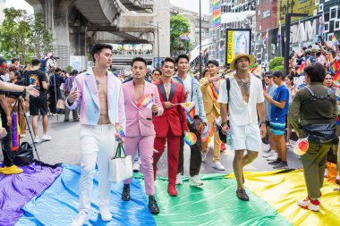 Bangkok, Tayland - 1 Haziran 2024 Bangkok Onur Festivali 2024, Siam Square Bangkok, Tayland 'da düzenlenen etkinlikte insanların kısa eylem ve atmosferi kutlamalara katılıyor. Cinsiyet çeşitliliği yaş, ırk ya da din ayrımı yoktur..