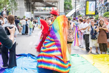 Bangkok, Tayland - 1 Haziran 2024 Bangkok Onur Festivali 2024, Siam Square Bangkok, Tayland 'da düzenlenen etkinlikte insanların kısa eylem ve atmosferi kutlamalara katılıyor. Cinsiyet çeşitliliği yaş, ırk ya da din ayrımı yoktur..