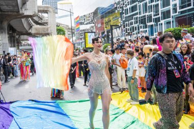 Bangkok, Tayland - 1 Haziran 2024 Bangkok Onur Festivali 2024, Siam Square Bangkok, Tayland 'da düzenlenen etkinlikte insanların kısa eylem ve atmosferi kutlamalara katılıyor. Cinsiyet çeşitliliği yaş, ırk ya da din ayrımı yoktur..
