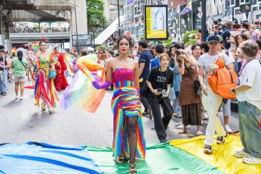Bangkok, Tayland - 1 Haziran 2024 Bangkok Onur Festivali 2024, Siam Square Bangkok, Tayland 'da düzenlenen etkinlikte insanların kısa eylem ve atmosferi kutlamalara katılıyor. Cinsiyet çeşitliliği yaş, ırk ya da din ayrımı yoktur..