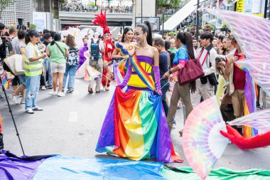 Bangkok, Tayland - 1 Haziran 2024 Bangkok Onur Festivali 2024, Siam Square Bangkok, Tayland 'da düzenlenen etkinlikte insanların kısa eylem ve atmosferi kutlamalara katılıyor. Cinsiyet çeşitliliği yaş, ırk ya da din ayrımı yoktur..