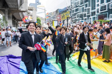 Bangkok, Tayland - 1 Haziran 2024 Bangkok Onur Festivali 2024, Siam Square Bangkok, Tayland 'da düzenlenen etkinlikte insanların kısa eylem ve atmosferi kutlamalara katılıyor. Cinsiyet çeşitliliği yaş, ırk ya da din ayrımı yoktur..