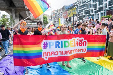 Bangkok, Tayland - 1 Haziran 2024 Bangkok Onur Festivali 2024, Siam Square Bangkok, Tayland 'da düzenlenen etkinlikte insanların kısa eylem ve atmosferi kutlamalara katılıyor. Cinsiyet çeşitliliği yaş, ırk ya da din ayrımı yoktur..