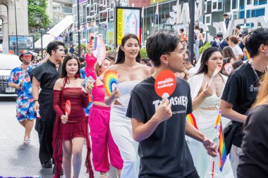 Bangkok, Tayland - 1 Haziran 2024 Bangkok Onur Festivali 2024, Siam Square Bangkok, Tayland 'da düzenlenen etkinlikte insanların kısa eylem ve atmosferi kutlamalara katılıyor. Cinsiyet çeşitliliği yaş, ırk ya da din ayrımı yoktur..
