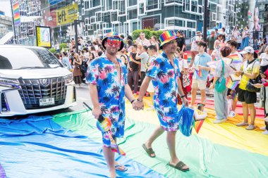 Bangkok, Tayland - 1 Haziran 2024 Bangkok Onur Festivali 2024, Siam Square Bangkok, Tayland 'da düzenlenen etkinlikte insanların kısa eylem ve atmosferi kutlamalara katılıyor. Cinsiyet çeşitliliği yaş, ırk ya da din ayrımı yoktur..