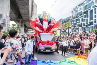 Bangkok, Tayland - 1 Haziran 2024 Bangkok Onur Festivali 2024, Siam Square Bangkok, Tayland 'da düzenlenen etkinlikte insanların kısa eylem ve atmosferi kutlamalara katılıyor. Cinsiyet çeşitliliği yaş, ırk ya da din ayrımı yoktur..
