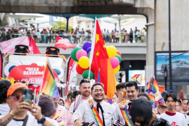 Bangkok, Tayland - 1 Haziran 2024 Bangkok Onur Festivali 2024, Siam Square Bangkok, Tayland 'da düzenlenen etkinlikte insanların kısa eylem ve atmosferi kutlamalara katılıyor. Cinsiyet çeşitliliği yaş, ırk ya da din ayrımı yoktur..