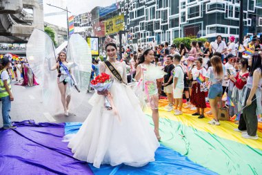 Bangkok, Tayland - 1 Haziran 2024 Bangkok Onur Festivali 2024, Siam Square Bangkok, Tayland 'da düzenlenen etkinlikte insanların kısa eylem ve atmosferi kutlamalara katılıyor. Cinsiyet çeşitliliği yaş, ırk ya da din ayrımı yoktur..