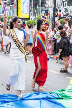 Bangkok, Tayland - 1 Haziran 2024 Bangkok Onur Festivali 2024, Siam Square Bangkok, Tayland 'da düzenlenen etkinlikte insanların kısa eylem ve atmosferi kutlamalara katılıyor. Cinsiyet çeşitliliği yaş, ırk ya da din ayrımı yoktur..