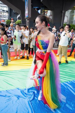 Bangkok, Tayland - 1 Haziran 2024 Bangkok Onur Festivali 2024, Siam Square Bangkok, Tayland 'da düzenlenen etkinlikte insanların kısa eylem ve atmosferi kutlamalara katılıyor. Cinsiyet çeşitliliği yaş, ırk ya da din ayrımı yoktur..