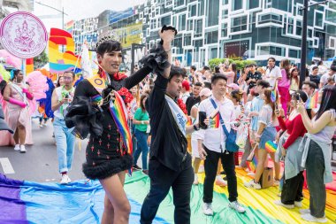 Bangkok, Tayland - 1 Haziran 2024 Bangkok Onur Festivali 2024, Siam Square Bangkok, Tayland 'da düzenlenen etkinlikte insanların kısa eylem ve atmosferi kutlamalara katılıyor. Cinsiyet çeşitliliği yaş, ırk ya da din ayrımı yoktur..