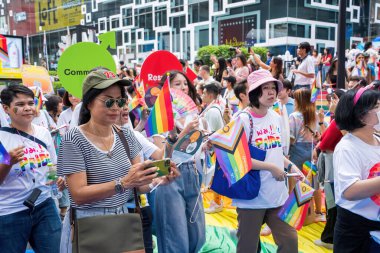 Bangkok, Tayland - 1 Haziran 2024 Bangkok Onur Festivali 2024, Siam Square Bangkok, Tayland 'da düzenlenen etkinlikte insanların kısa eylem ve atmosferi kutlamalara katılıyor. Cinsiyet çeşitliliği yaş, ırk ya da din ayrımı yoktur..