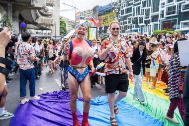 Bangkok, Tayland - 1 Haziran 2024 Bangkok Onur Festivali 2024, Siam Square Bangkok, Tayland 'da düzenlenen etkinlikte insanların kısa eylem ve atmosferi kutlamalara katılıyor. Cinsiyet çeşitliliği yaş, ırk ya da din ayrımı yoktur..