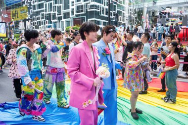 Bangkok, Tayland - 1 Haziran 2024 Bangkok Onur Festivali 2024, Siam Square Bangkok, Tayland 'da düzenlenen etkinlikte insanların kısa eylem ve atmosferi kutlamalara katılıyor. Cinsiyet çeşitliliği yaş, ırk ya da din ayrımı yoktur..