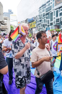 Bangkok, Tayland - 1 Haziran 2024 Bangkok Onur Festivali 2024, Siam Square Bangkok, Tayland 'da düzenlenen etkinlikte insanların kısa eylem ve atmosferi kutlamalara katılıyor. Cinsiyet çeşitliliği yaş, ırk ya da din ayrımı yoktur..