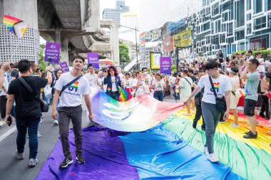 Bangkok, Tayland - 1 Haziran 2024 Bangkok Onur Festivali 2024, Siam Square Bangkok, Tayland 'da düzenlenen etkinlikte insanların kısa eylem ve atmosferi kutlamalara katılıyor. Cinsiyet çeşitliliği yaş, ırk ya da din ayrımı yoktur..