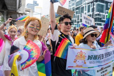 Bangkok, Tayland - 1 Haziran 2024 Bangkok Onur Festivali 2024, Siam Square Bangkok, Tayland 'da düzenlenen etkinlikte insanların kısa eylem ve atmosferi kutlamalara katılıyor. Cinsiyet çeşitliliği yaş, ırk ya da din ayrımı yoktur..