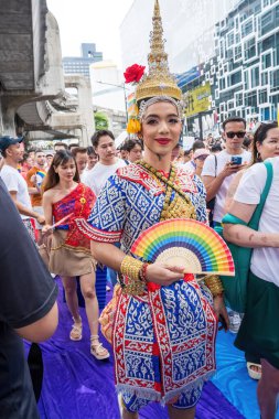 Bangkok, Tayland - 1 Haziran 2024 Bangkok Onur Festivali 2024, Siam Square Bangkok, Tayland 'da düzenlenen etkinlikte insanların kısa eylem ve atmosferi kutlamalara katılıyor. Cinsiyet çeşitliliği yaş, ırk ya da din ayrımı yoktur..