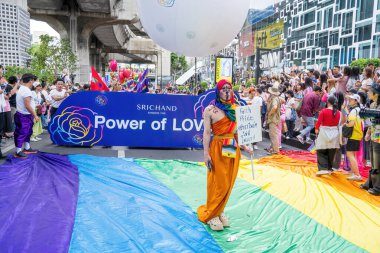 Bangkok, Tayland - 1 Haziran 2024 Bangkok Onur Festivali 2024, Siam Square Bangkok, Tayland 'da düzenlenen etkinlikte insanların kısa eylem ve atmosferi kutlamalara katılıyor. Cinsiyet çeşitliliği yaş, ırk ya da din ayrımı yoktur..