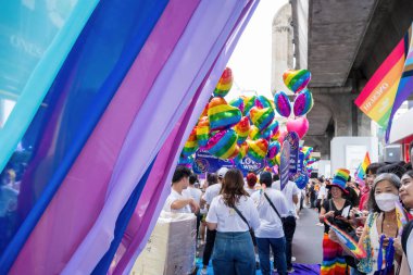 Bangkok, Tayland - 1 Haziran 2024 Bangkok Onur Festivali 2024, Siam Square Bangkok, Tayland 'da düzenlenen etkinlikte insanların kısa eylem ve atmosferi kutlamalara katılıyor. Cinsiyet çeşitliliği yaş, ırk ya da din ayrımı yoktur..