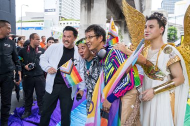 Bangkok, Tayland - 1 Haziran 2024 Bangkok Onur Festivali 2024, Siam Square Bangkok, Tayland 'da düzenlenen etkinlikte insanların kısa eylem ve atmosferi kutlamalara katılıyor. Cinsiyet çeşitliliği yaş, ırk ya da din ayrımı yoktur..